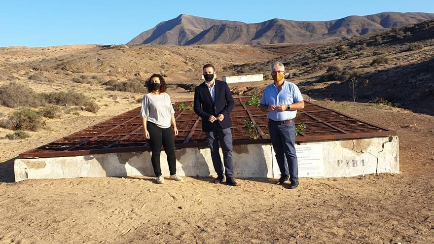 Óscar Noda, Silvia Santana y Ángel Domínguez junto a los pozos.