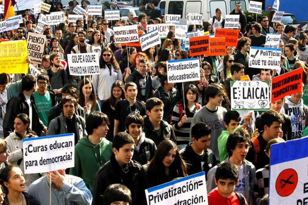 Centenars d’estudiants de les universitats i instituts madrilenys en la marxa de protesta convocada pel moviment Ocupalafacultat.