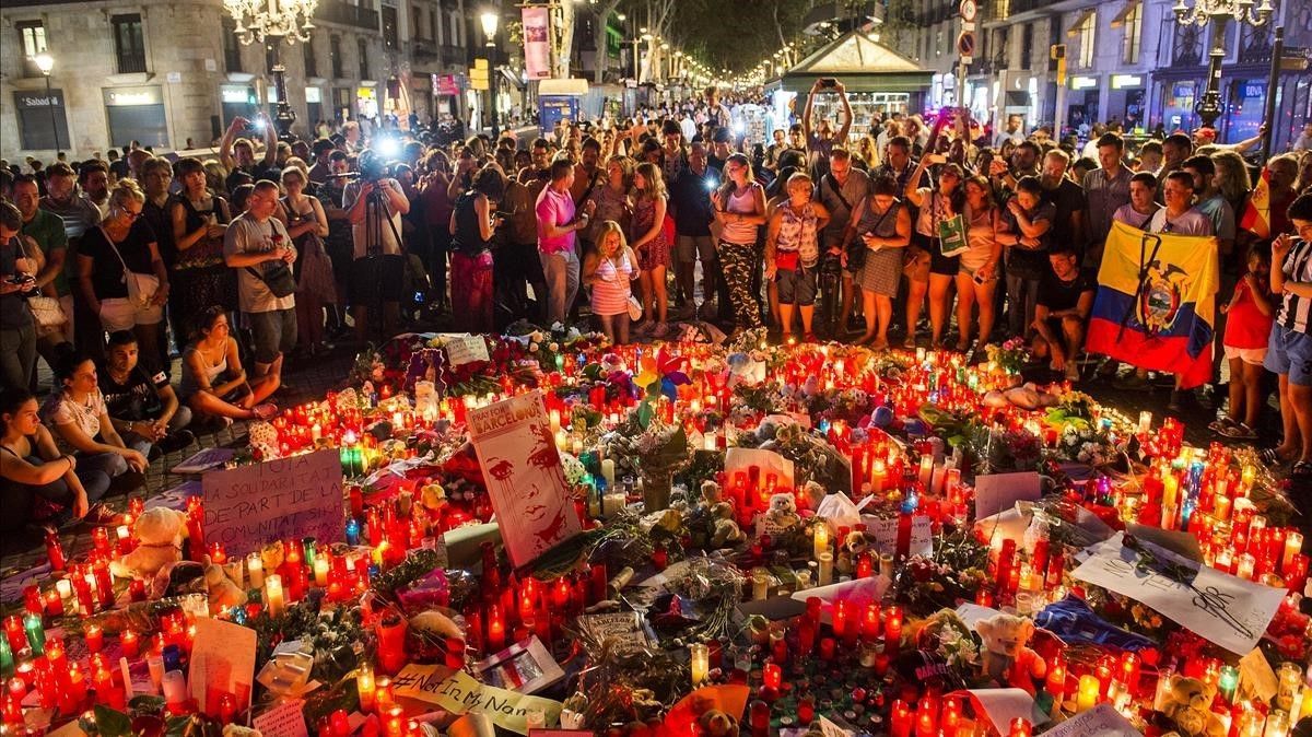 Peluches, velas, dibujos y notas depositadas en memoria de las víctimas del atentado en el Pla de l’Os a la Rambla de Barcelona.  /