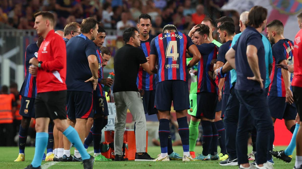 Xavi, durante el 'cooling break' en el Barça-Rayo