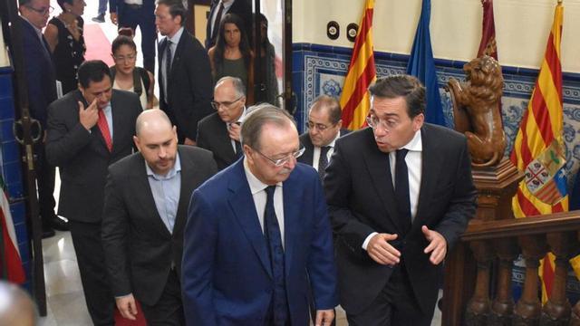 El ministre d’Afers Estrangers, José Manuel Albares, parla amb el president de Ceuta, Juan Jesús Vivas, ahir a la ciutat autònoma