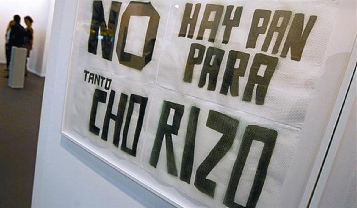 Felip i Letizia, ahir a Arco, observen l’obra d’Antoni Tàpies, ’Principiel’, valorada en 700.000 euros.