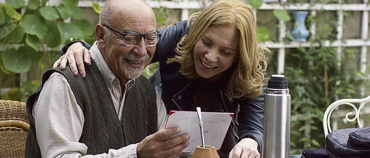 Cecilia Roth y Ernesto Chao, en un momento de la película &quot;Migas de pan&quot;. // Xamalú