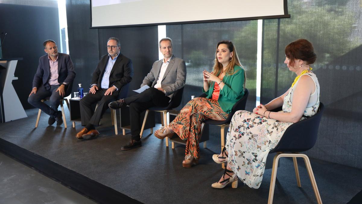 Toni Martínez, José Manuel Casas (Telefónica), Ricardo Barceló, Maru Díaz y Carmen Herrarte, este jueves en una mesa redonda de &#039;Futuribles&#039;.