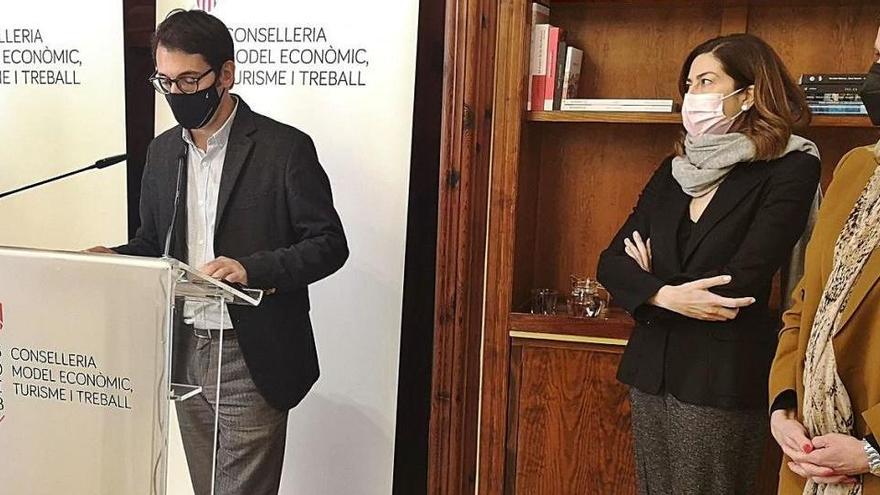 El conseller balear de Turismo, Iago Negueruela, ayer, durante la rueda de prensa.