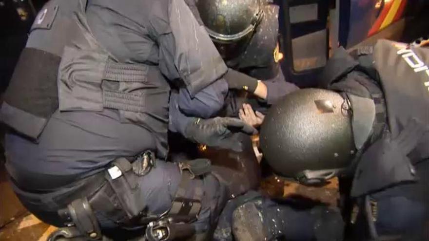 Un antidisturbios herido en los incidentes del asedio a la Jefatura de Policía en Via Laietana
