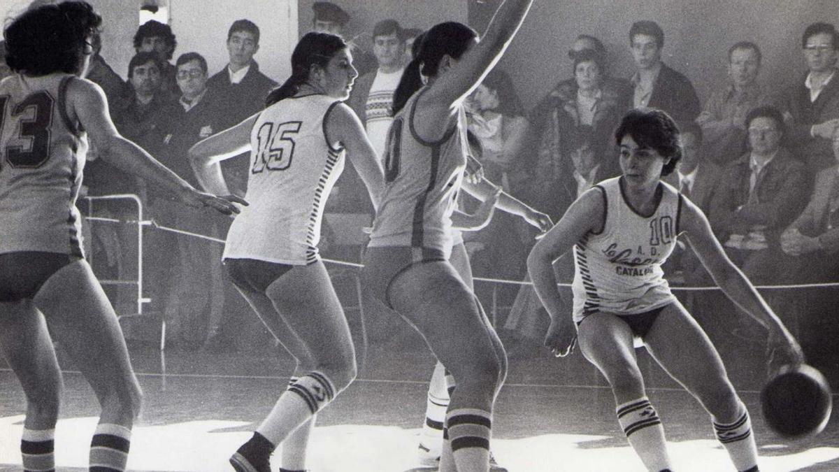 Anna Junyer (1963), amb el dorsal 10, durant un partit de bàsquet a Figueres
