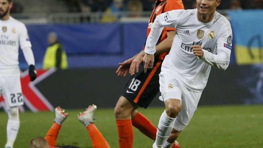 Cristiano celebra uno de los dos goles que marcó ayer.