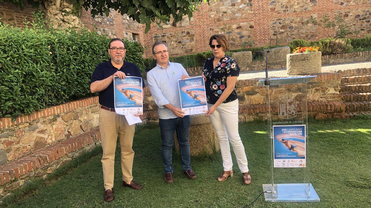 José Antonio Maya, presidente federativo; Rafael Pacheco, alcalde de Casar de Cáceres, y Victoria Moreno, teniente de alcalde, este viernes.