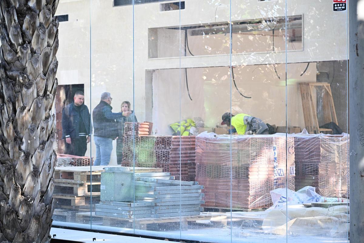 Técnicos de la promotora comprueban el avance de las obras