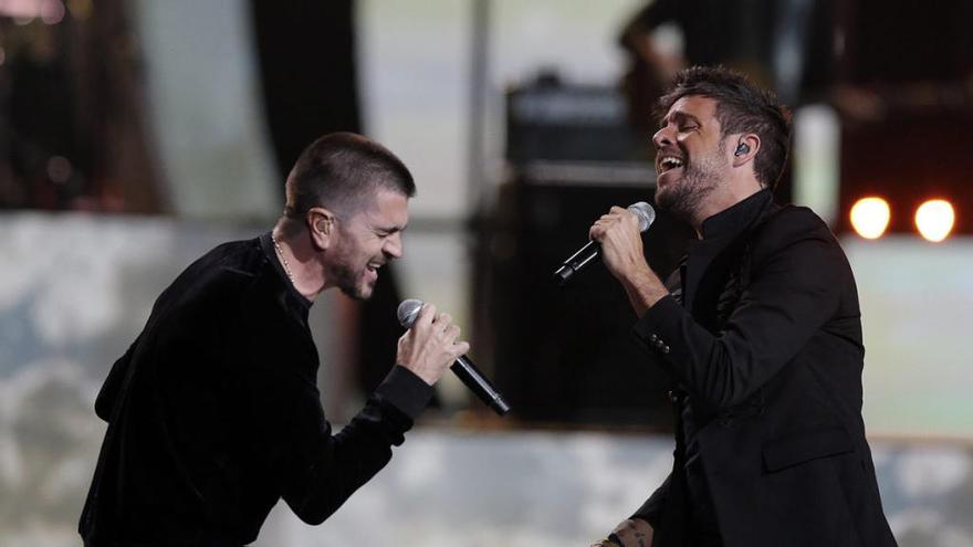Pablo López, junto a Juanes, durante su actuación en la gala de los Grammy Latinos.