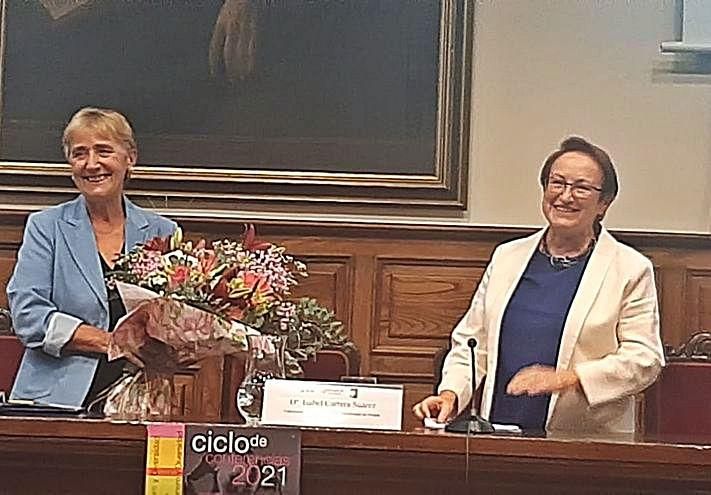 Socorro Suárez Lafuente, con la profesora Isabel Carrera, en el Aula Magna.