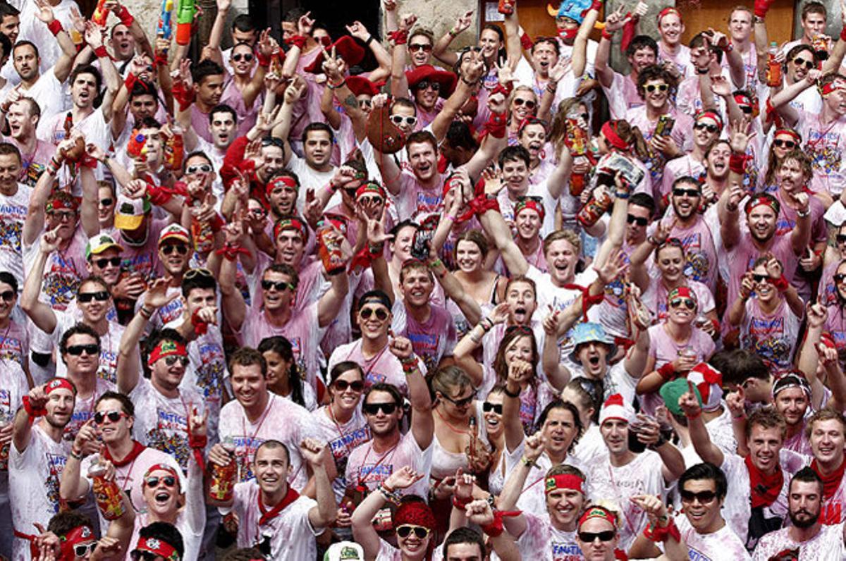 Milers de persones coregen el nom de Sant Fermí, a la plaça de l’Ajuntament de Pamplona, abans de llançar-se el tradicional ’chupinazo’ que marca l’inici dels sanfermines 2012.