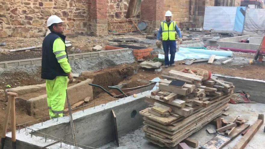 Extracción restos de la necrópolis de la iglesia de Santa María en Benavente