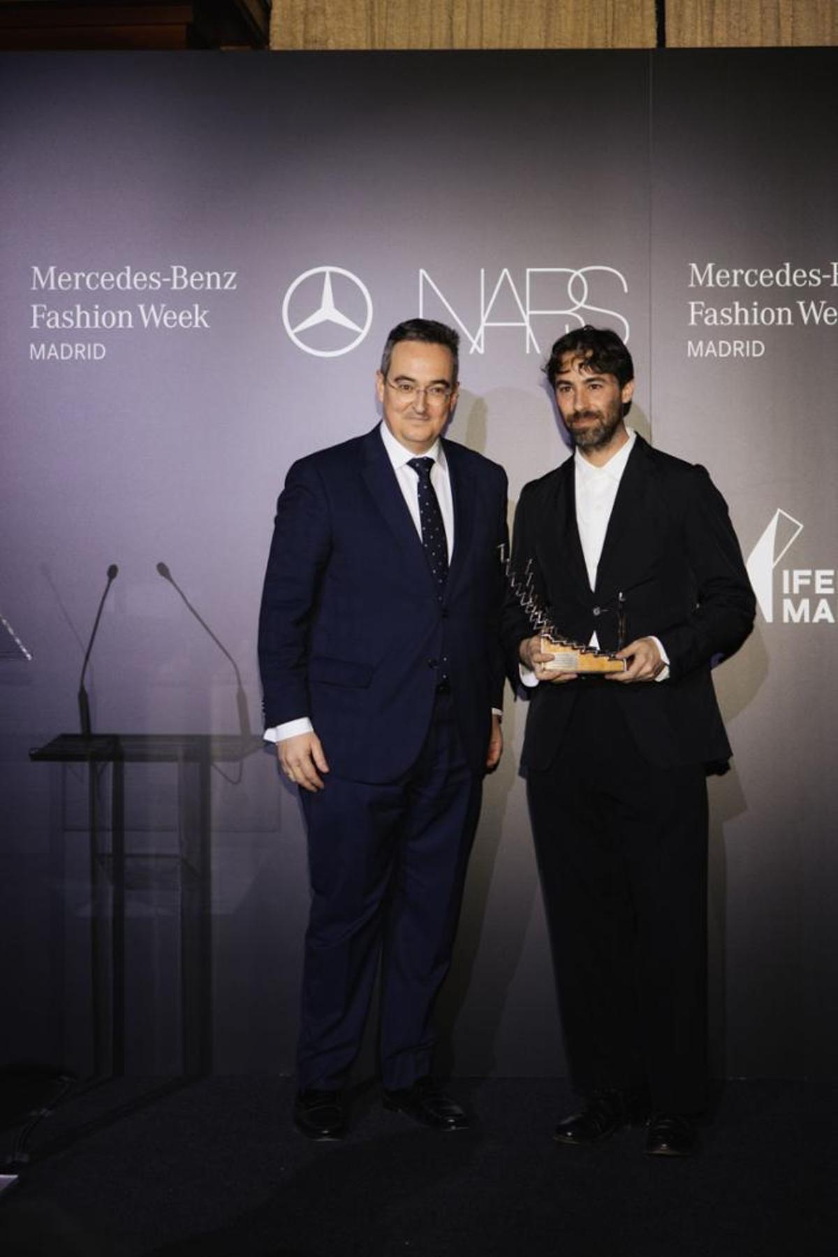 Juan Vidal recibe el Premio a Diseñador Nacional en la pasarela madrileña, que otorga el Ayuntamiento de Madrid