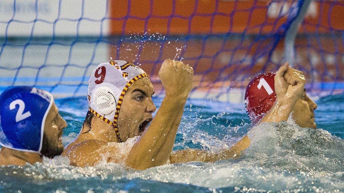 Roger Tahull celebra uno de los goles en el partido de cuartos ante Grecia