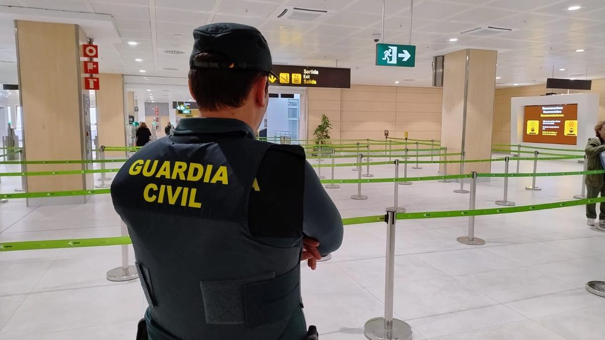Un agente de la Guardia Civil frente al control del aeropuerto de Ibiza