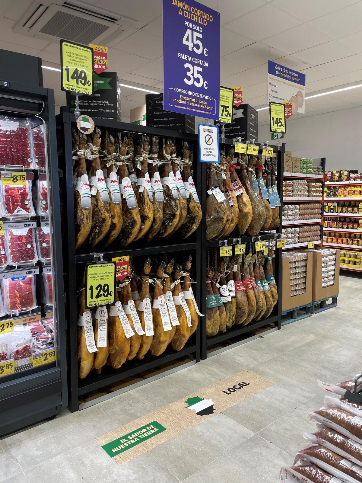 Exposición de jamones y paletas en el Cash Fresh de Guareña.