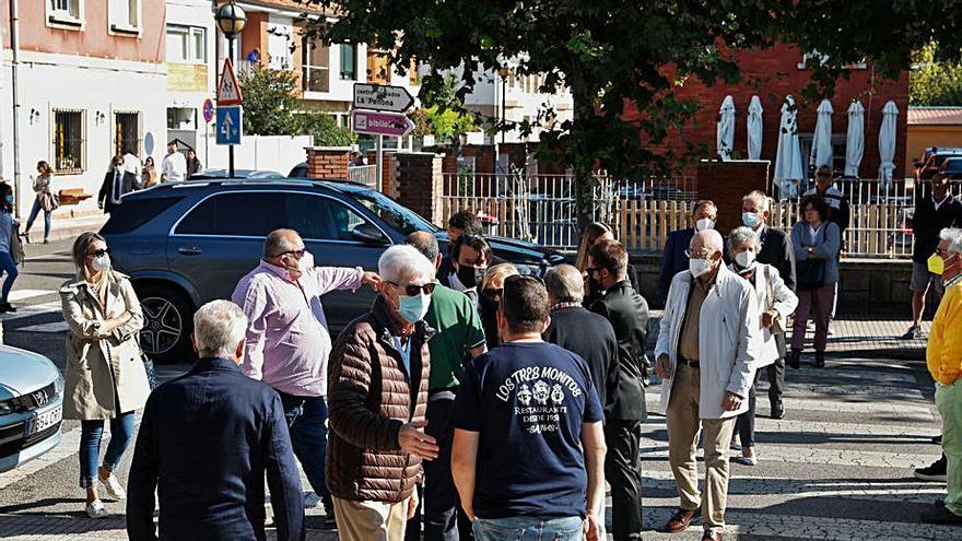 La llegada del féretro a la iglesia de Salinas. |  | MARA VILLAMUZA