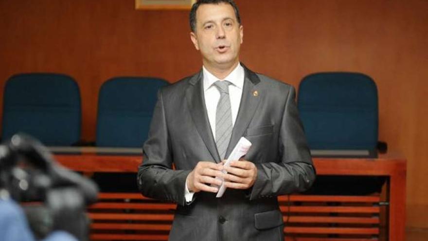 Alejandro Pazos, ayer, durante la presentación de su programa electoral en Sociología. / eduardo vicente
