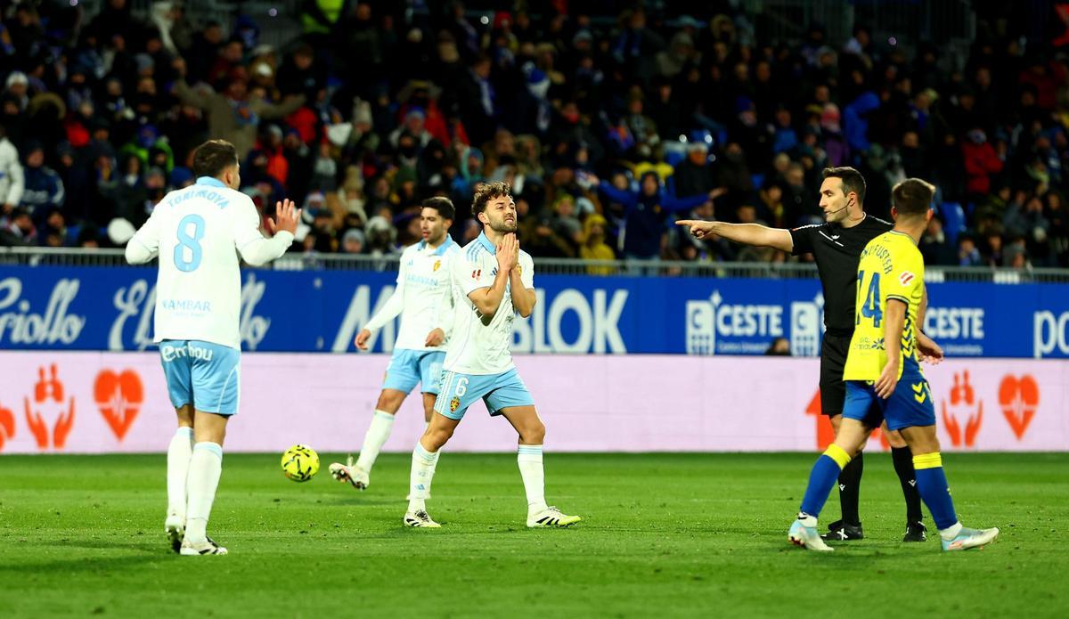 Keidi Bare protesta ante Arcediano Monescillo en el choque ante Las Palmas.