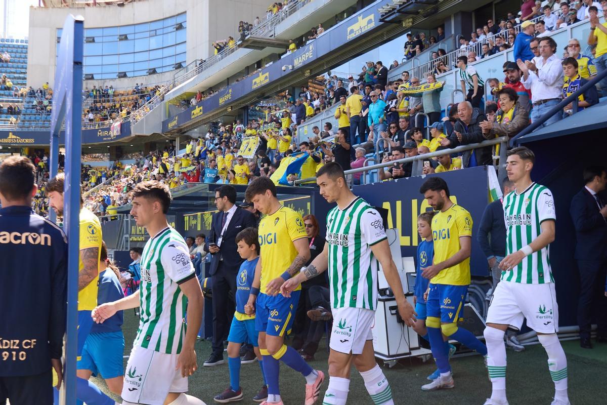 Jugadores del Córdoba CF y el Cádiz saltan al terreno de juego del Nuevo Mirandilla.