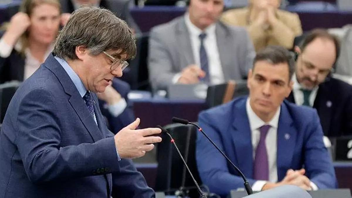 Foto de archivo de Carles Puigdemont y Pedro Sánchez en el Parlamento Europeo.