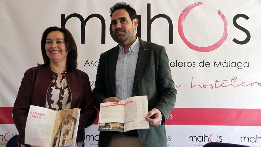 Presentación de la guía gastronómica con la concejala de Turismo, María del Mar Rojo y Javier Frutos, presidente de la Asociación de Hosteleros de Málaga