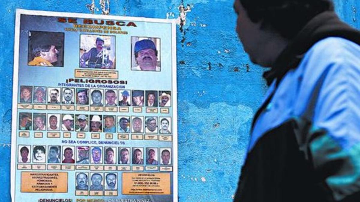 Un cartel de 'Se busca' exhibe en Monterrey los rostros de narcotraficantes buscados por la policía.