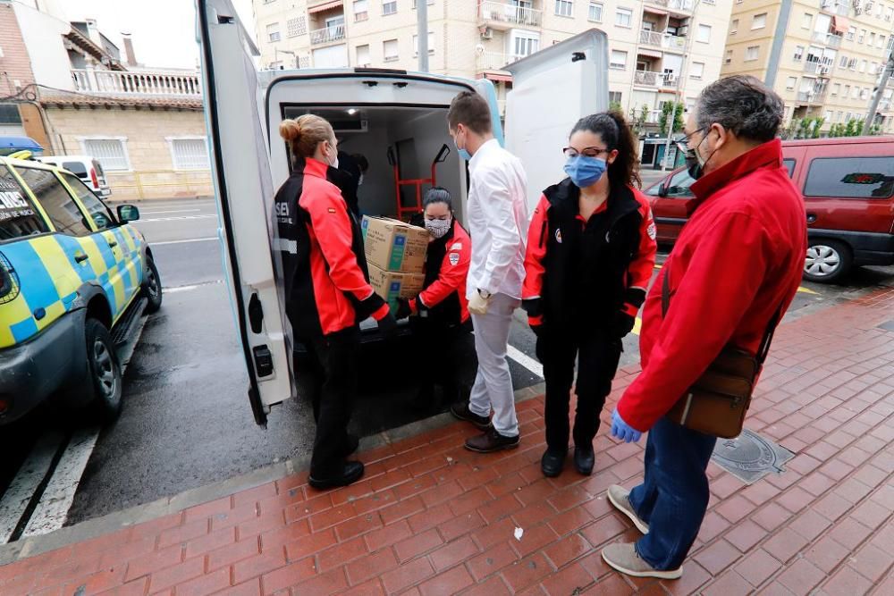 Reparto de mascarillas en Barriomar