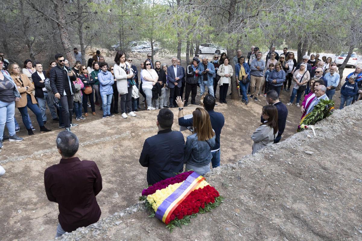 El PSPV de València conmemora el día de Todos los Santos en el Paredón de Paterna