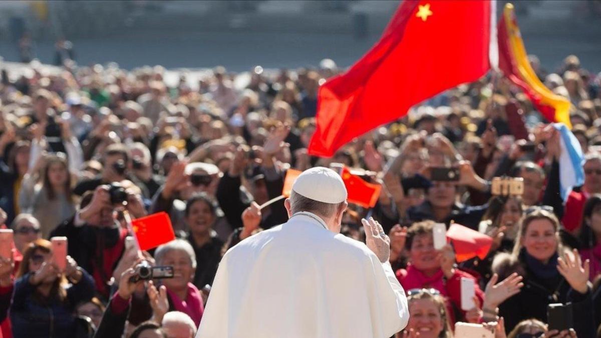 El Papa saluda a los fieles en la plaza San Pedro.