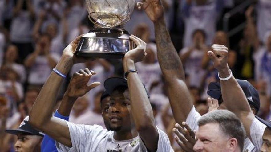 Kevin Durant, con el trofeo.