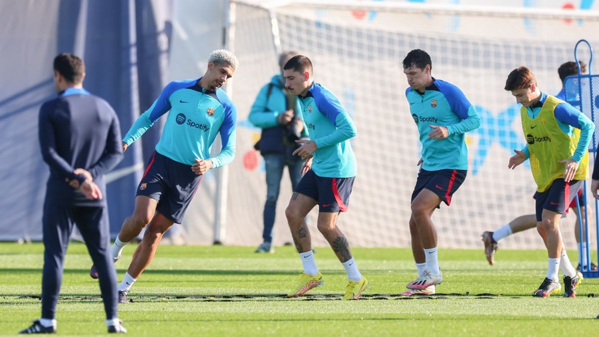 Ronald Araujo entrenando con el primer equipo del Barça