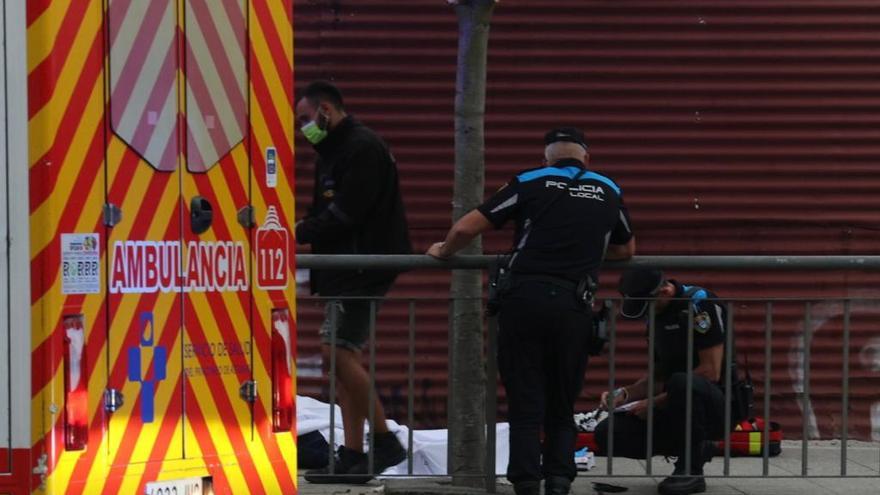 Trasladan al HUCA a un hombre que se desplomó en las inmediaciones de la plaza de toros de Oviedo