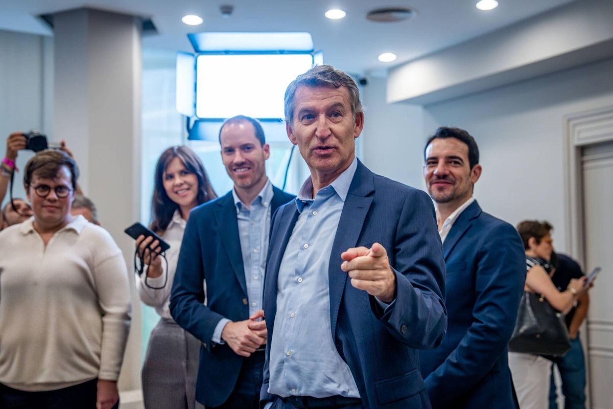 El president del PP, Alberto Núñe Feijóo, después de la reunión para tratar temas de seguridad con el portavoz del PP en el ayuntamiento de Barcelona, Daniel Sirera y el presidente provincial del PP de Barcelona, Manuel Reyes.