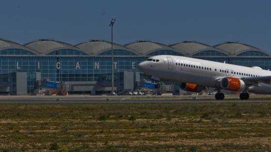 Un avión toma tierra en el aeropuerto Alicante-Elche en una imagen de archivo.