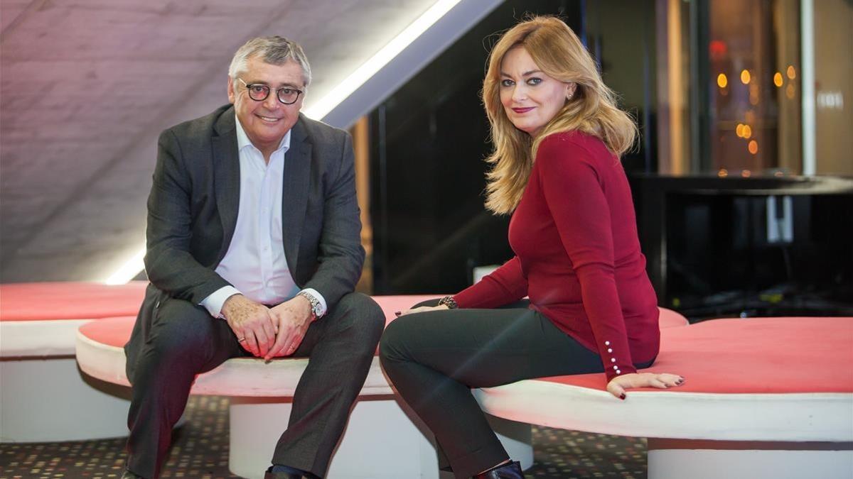 Michael Robinson y Mónica Marchante, en un hotel de Barcelona.