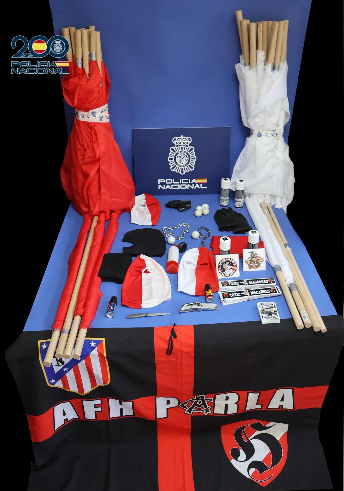 Palos, cadenas y otros materiales incautados a ultras en La Carlota.