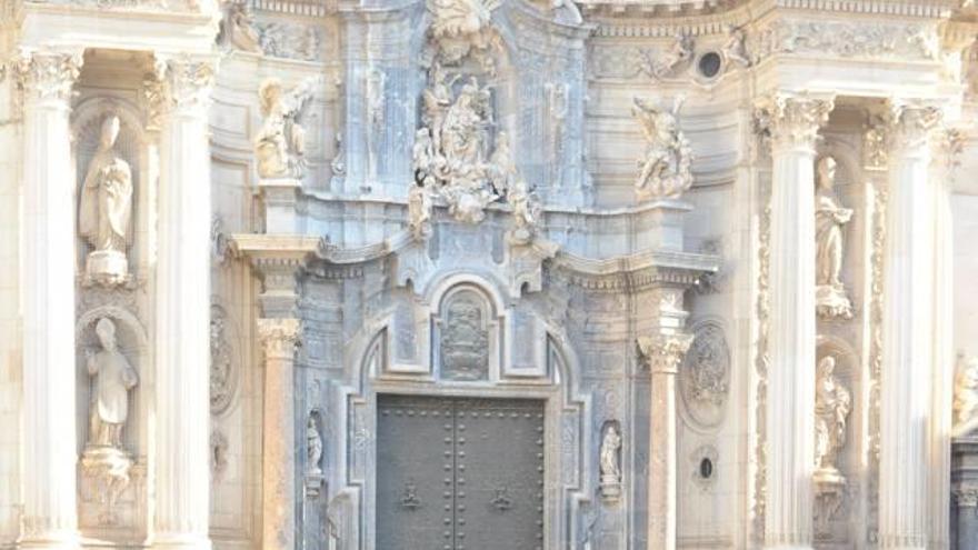 Un grupo de turistas visita la Catedral de Murcia.