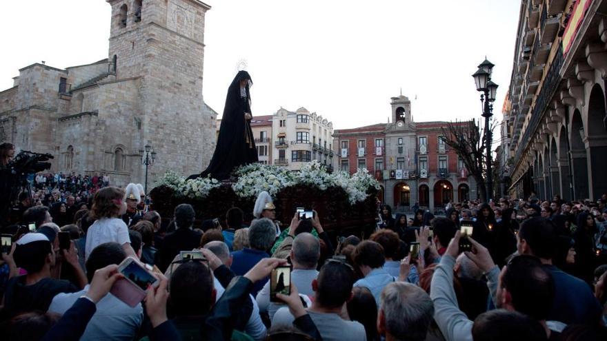 La Soledad a su paso por la Plaza Mayor.