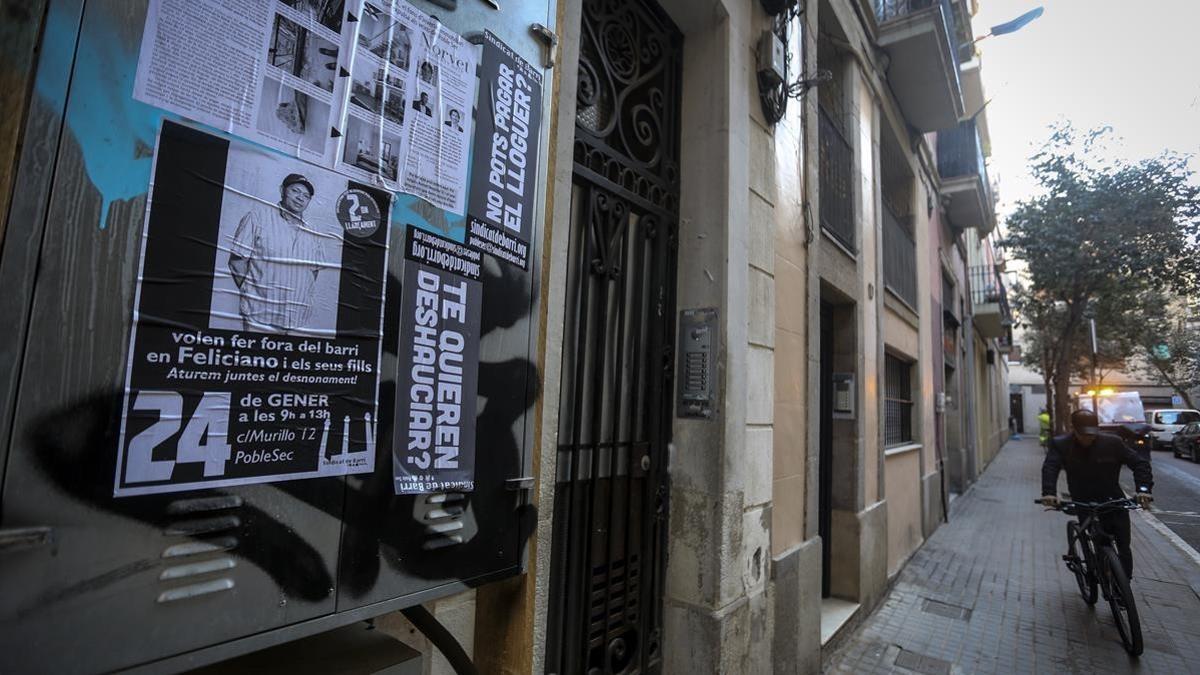 Fachada de la finca de la calle Murillo, 12 en el barrio del Poble Sec  donde vive un hombre al que van a desahuciar esta semana.