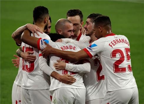Los jugadores del Sevilla celebran el tanto de Koundé