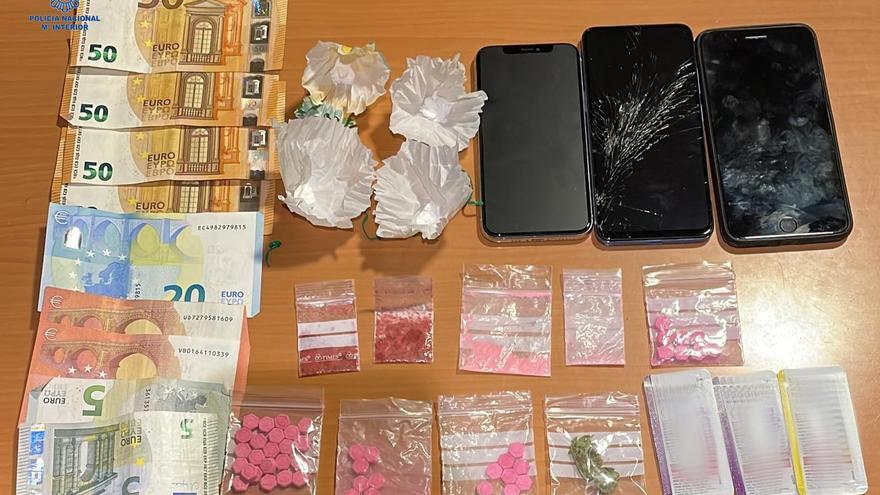 Detienen en Palma in fraganti a dos vendedores de droga y al comprador por conducir sin carné