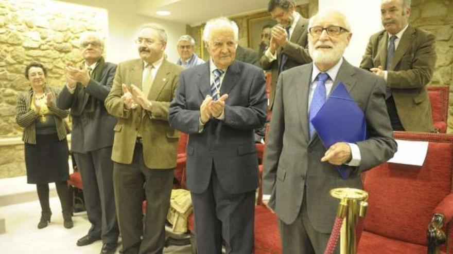 Ferrín, terceiro pola esquerda, onte na mesa presidencial do pleno da RAG.  // V. Echave