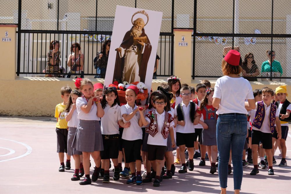 Los centros educativos de la ciudad acostumbran a dedicar la mañana del primer día de fiestas a recrear los actos más emblemáticos