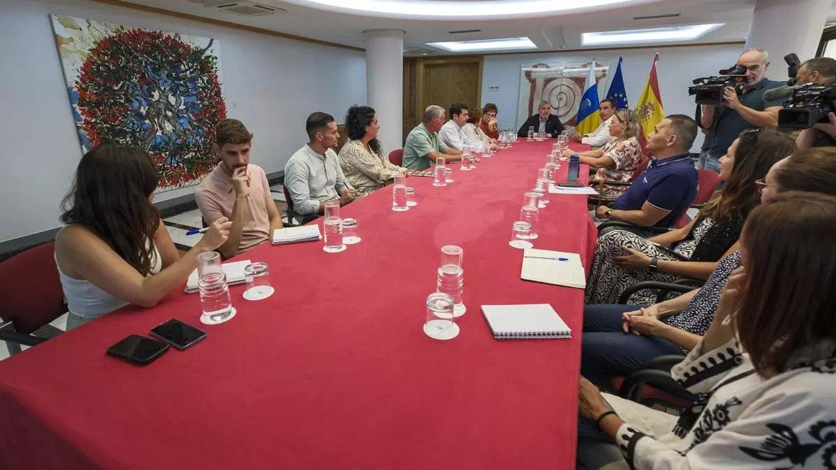 Reunión de Fernando Clavijo, presidente del Gobierno de Canarias, con responsables de entidades gestoras de los centros para migrantes en las Islas.