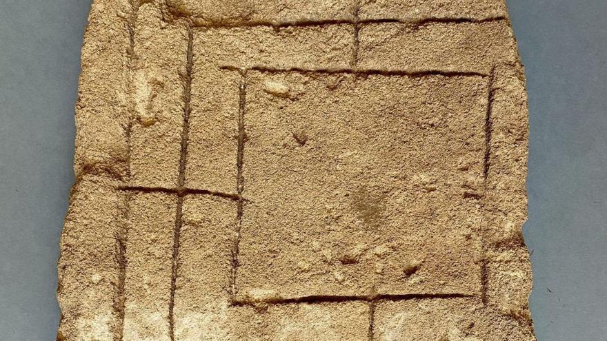 Uno de los tres tableros de piedra de la exposición, ‘marro’, hallados en Can Celleràs.