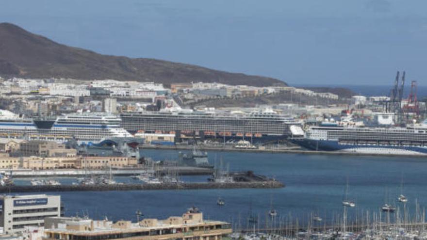 El Marella Explorer, a la derecha, atracado en Santa Catalina junto a otros cruceros.