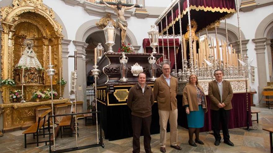 La Vera Cruz de Badajoz procesiona con el Lignum Crucis